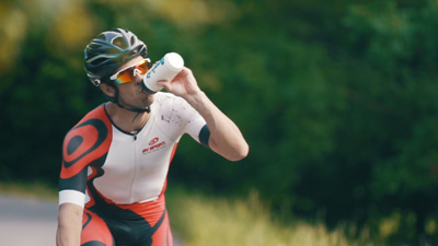 Sergio Viganò, triatleta, si reidrata bevendo Argivit