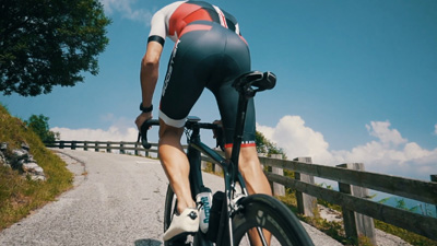 Sergio Viganò, triatleta, durante una sessione di MTB