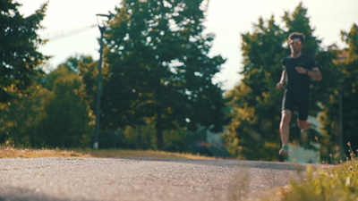 Sergio Viganò, triatleta, mentre si allena correndo