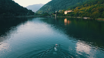 Atleta di Triathlon durante una sessione di nuoto