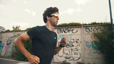 Runner che corre in città