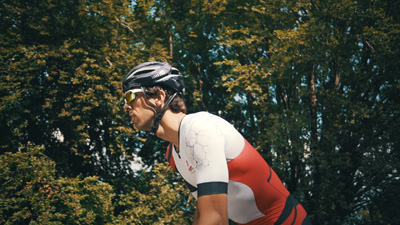 Sergio Viganò, triatleta, durante una sessione di allenamento in bicicletta