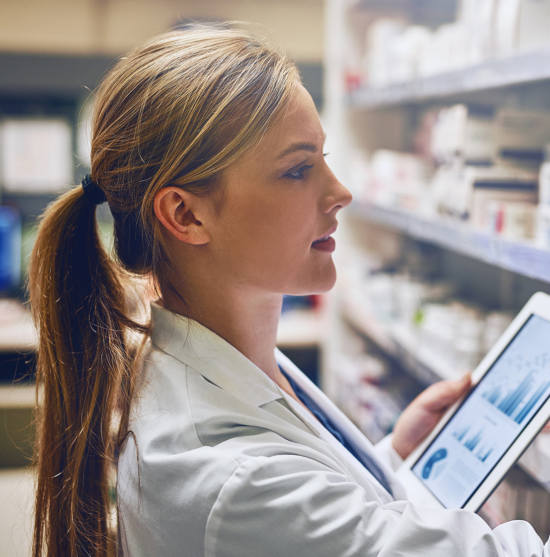 Farmacista che controlla i prodotti