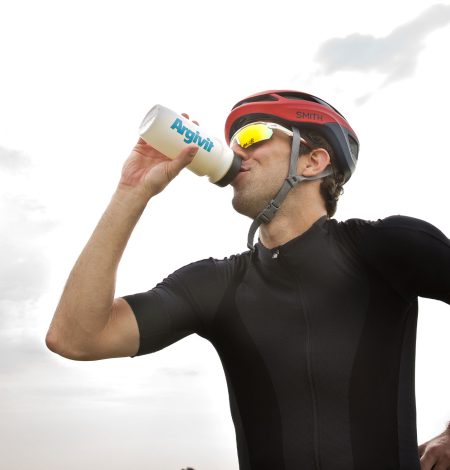 Atleta che beve Argivit dalla bottiglietta