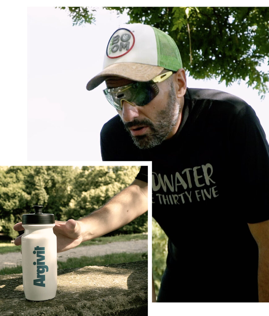 Runner che afferra una borraccia sportiva al cui interno c'è Argivt