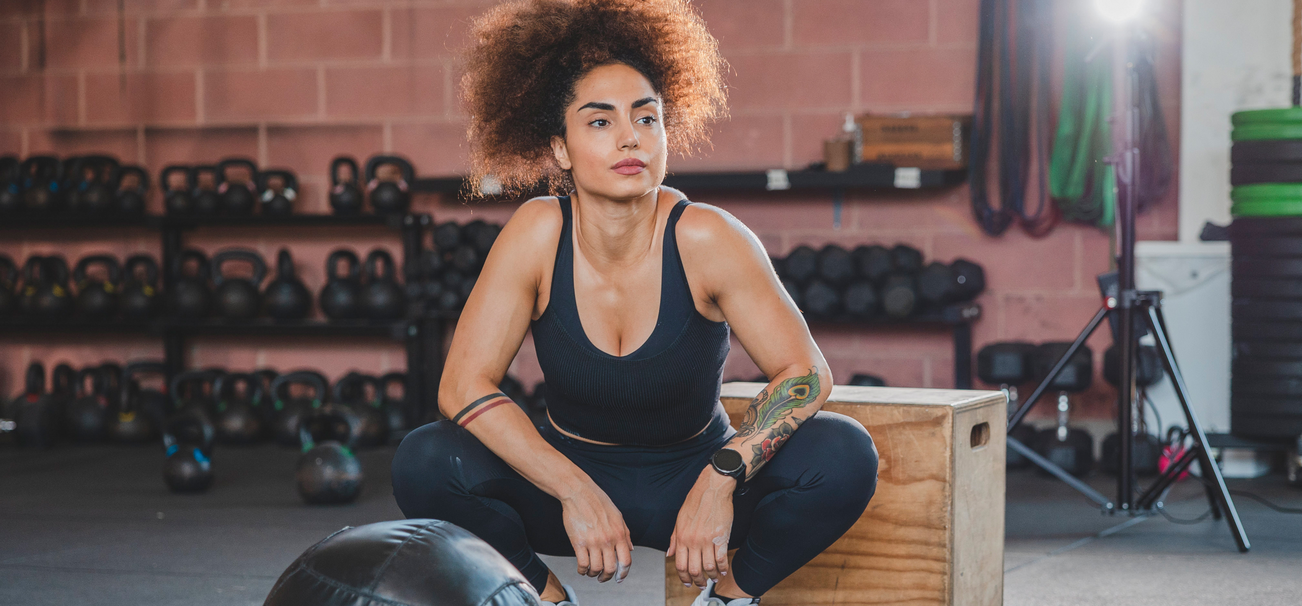 Atleta di cross-fit che si prende una pausa