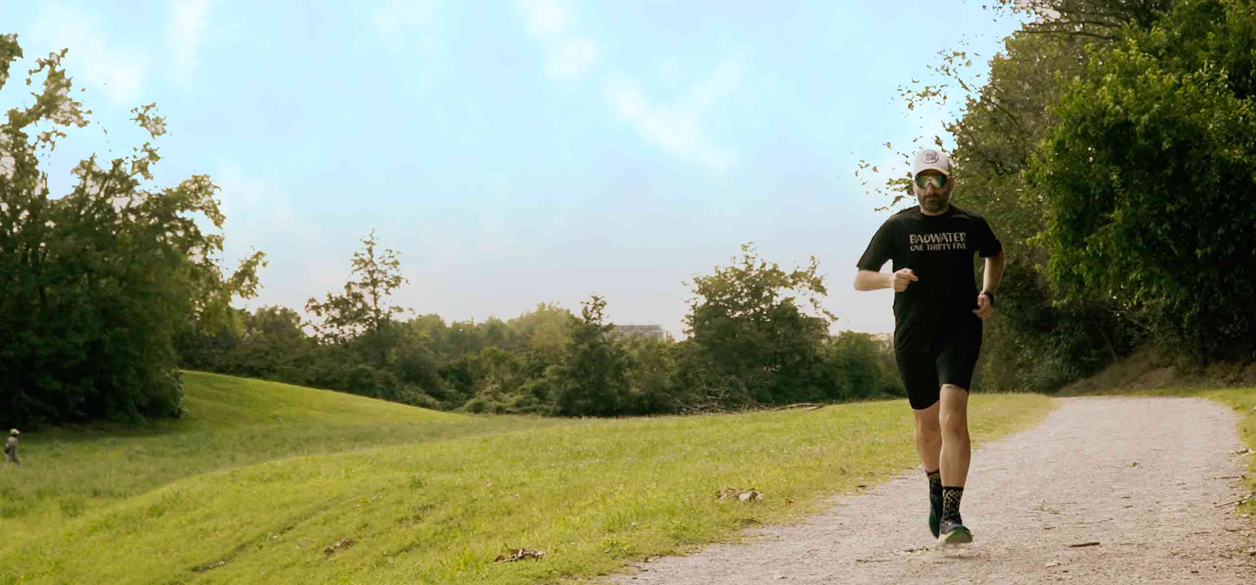 Runner che corre in un parco