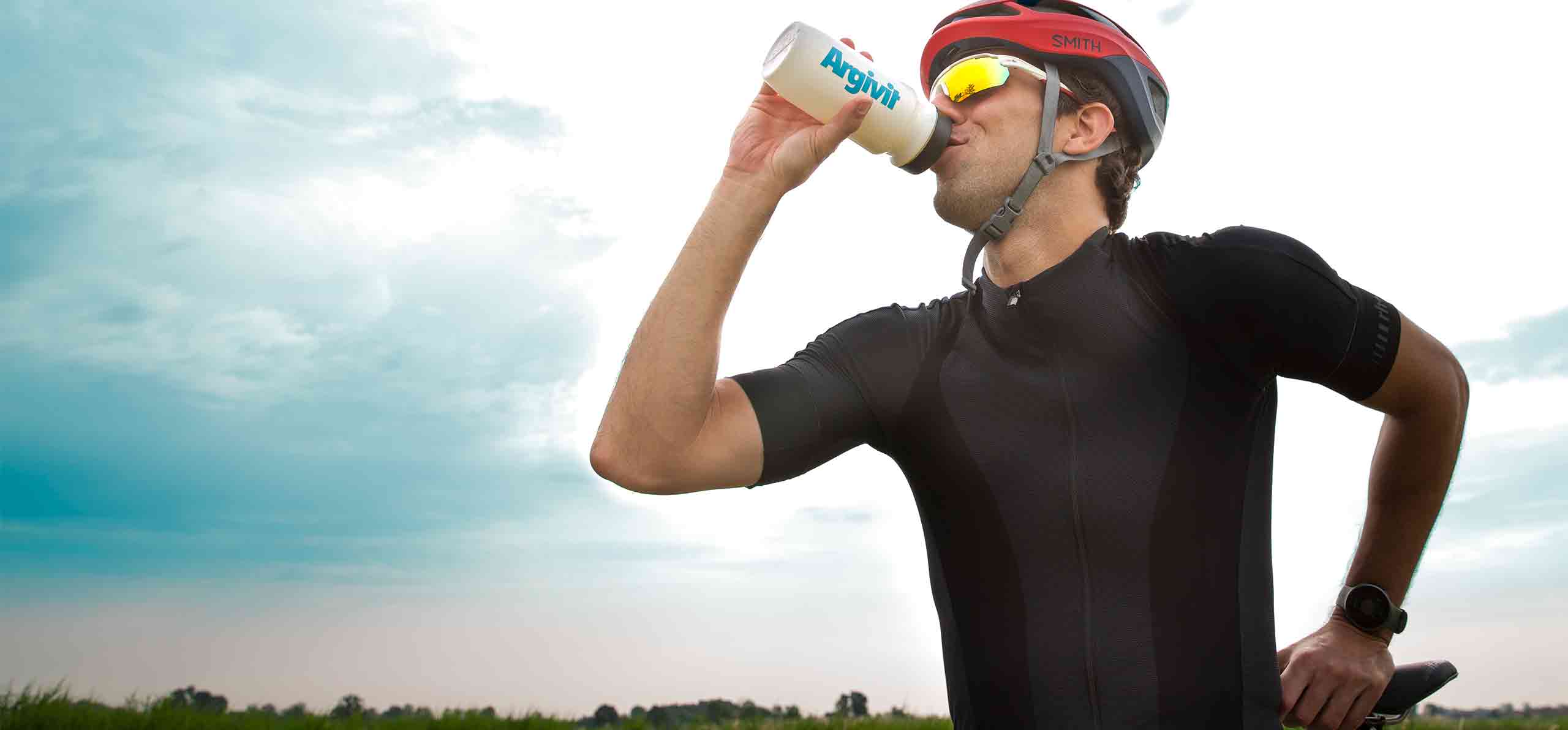 Atleta che beve Argivit dalla bottiglietta