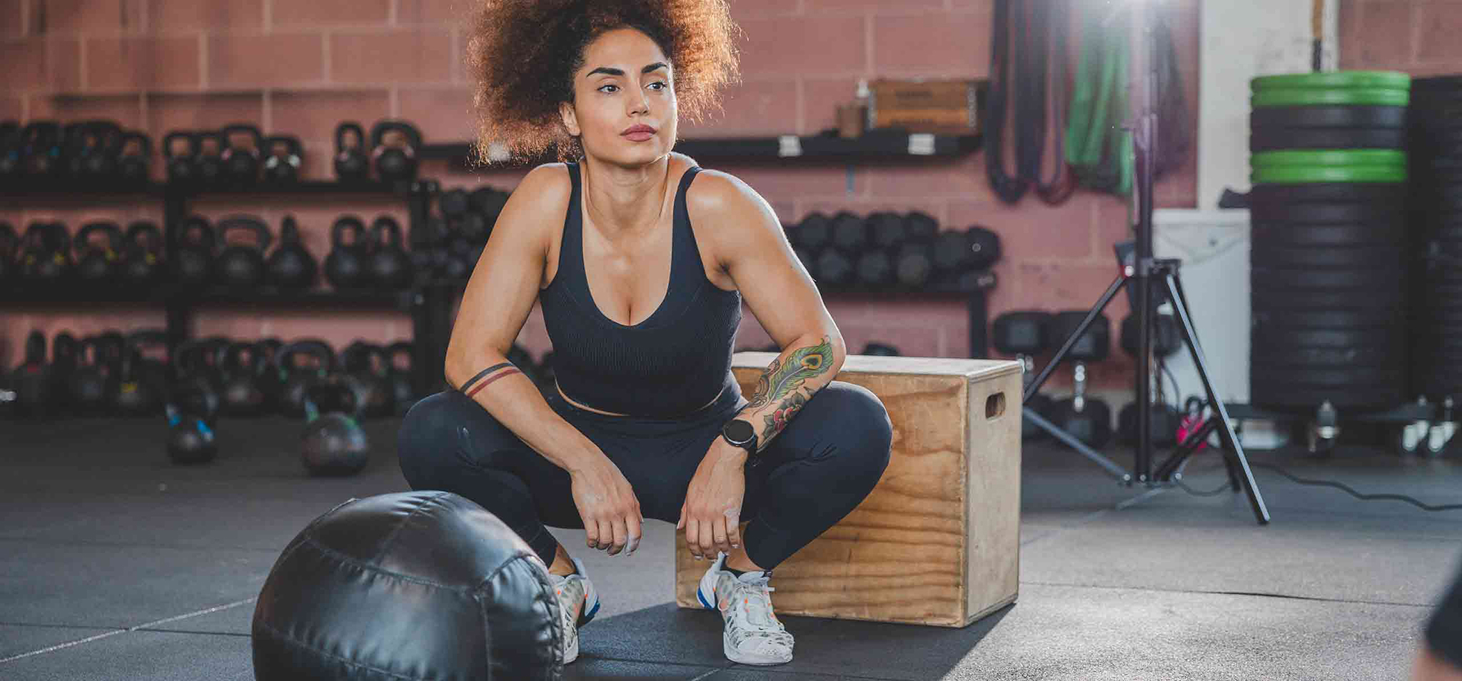 Atleta di cross-fit in palestra