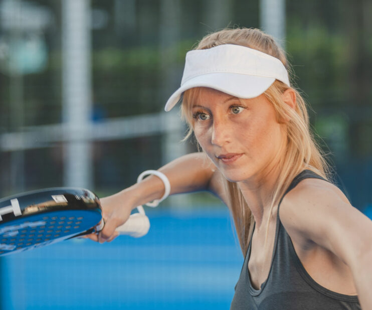 Atleta di padel intenta a giocare