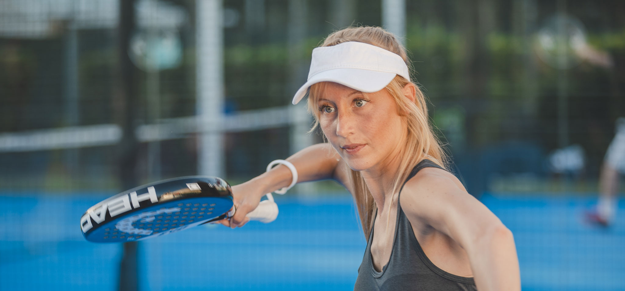 Atleta di padel intenta a giocare