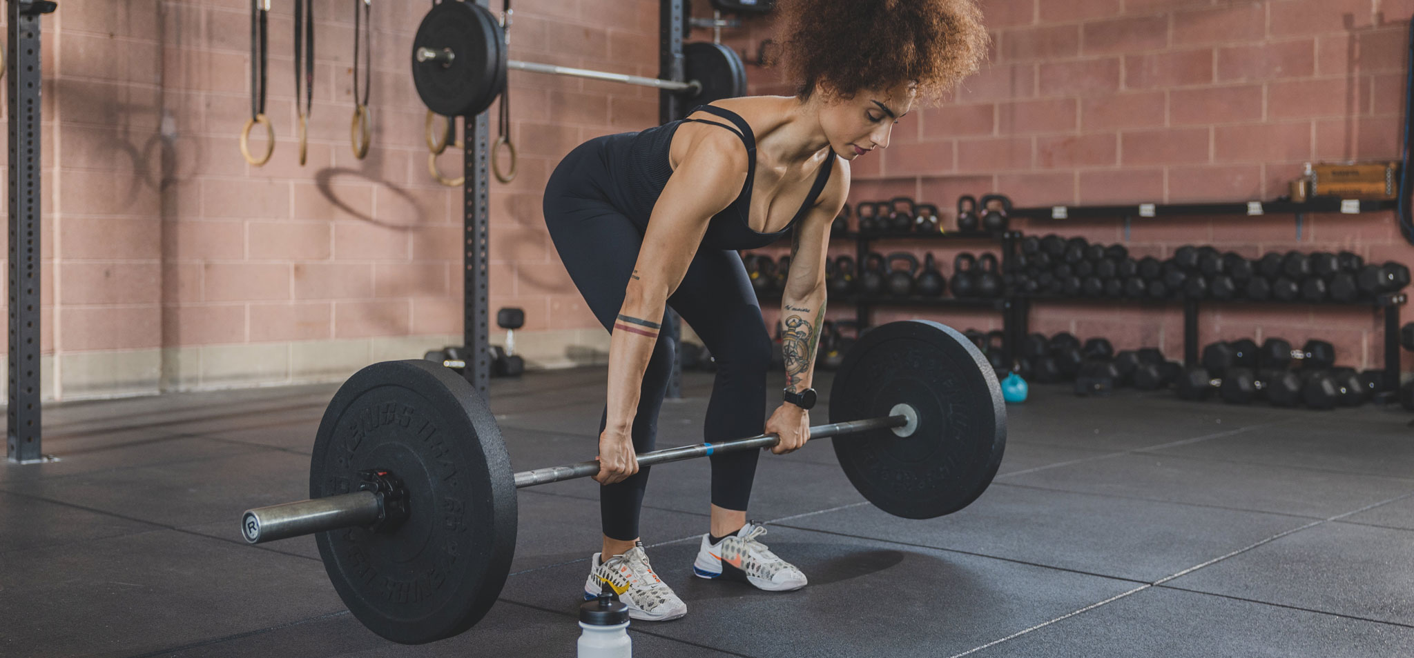 Atleta di cross-fit che solleva un bilanciere