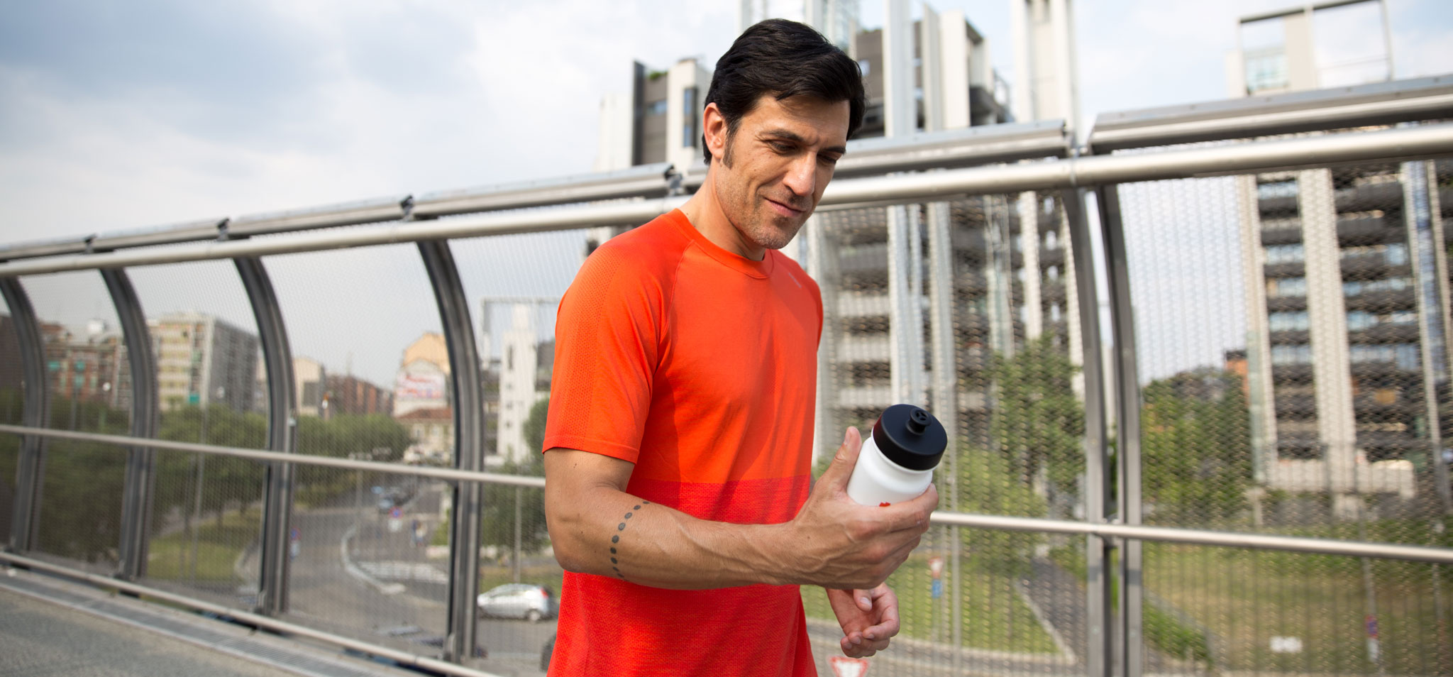 Atleta che corre e si disseta con Argivit