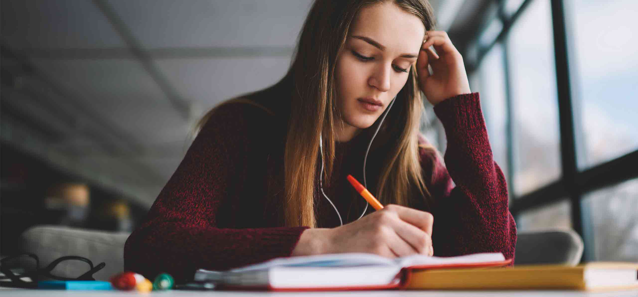 Ragazza concentrata nello studio